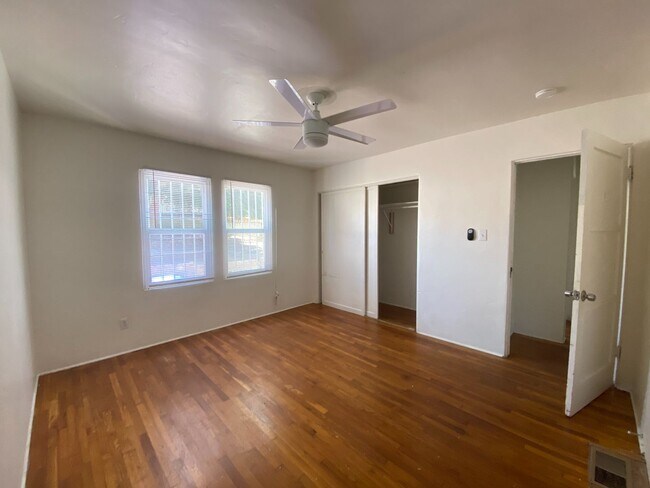 Building Photo - Large House, Close to Campus!!