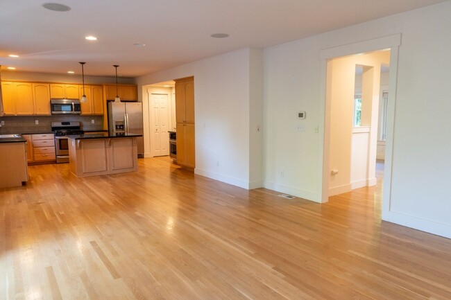 Building Photo - 4bd/2.5ba Seattle Home