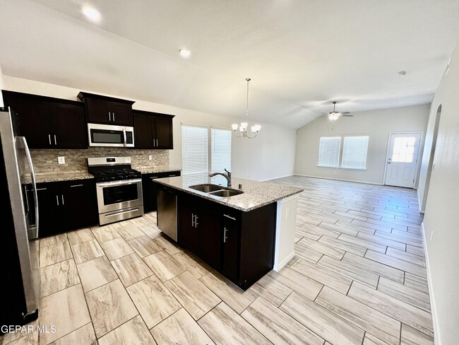 Building Photo - 1020 Indigo Sky St