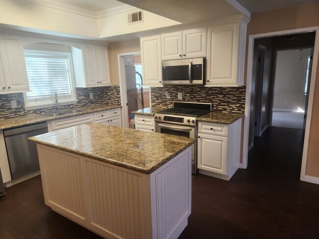 Building Photo - 3 bedrooms 2 bathrooms Downtown Riverside ...