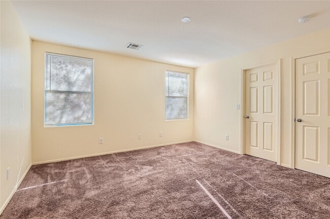 Building Photo - EXQUISITE 3-Bedroom Home - Modern Amenitie...
