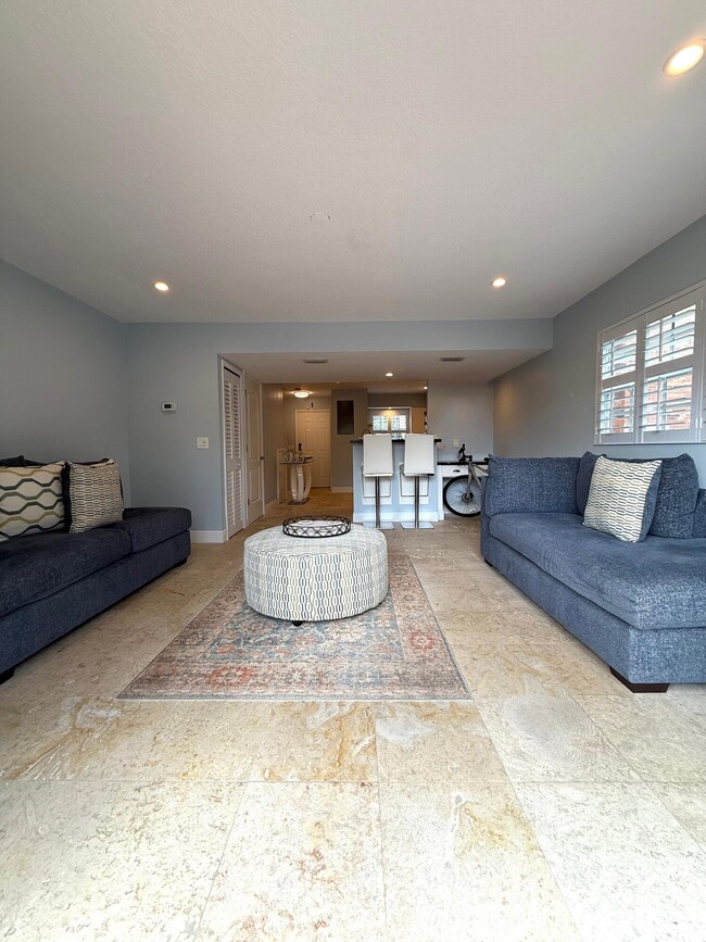 Building Photo - 409 N Cypress Dr