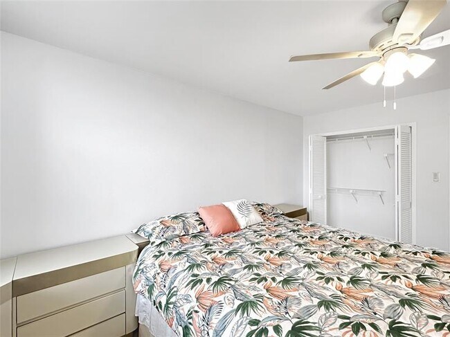 Building Photo - 3505 Oaks Way