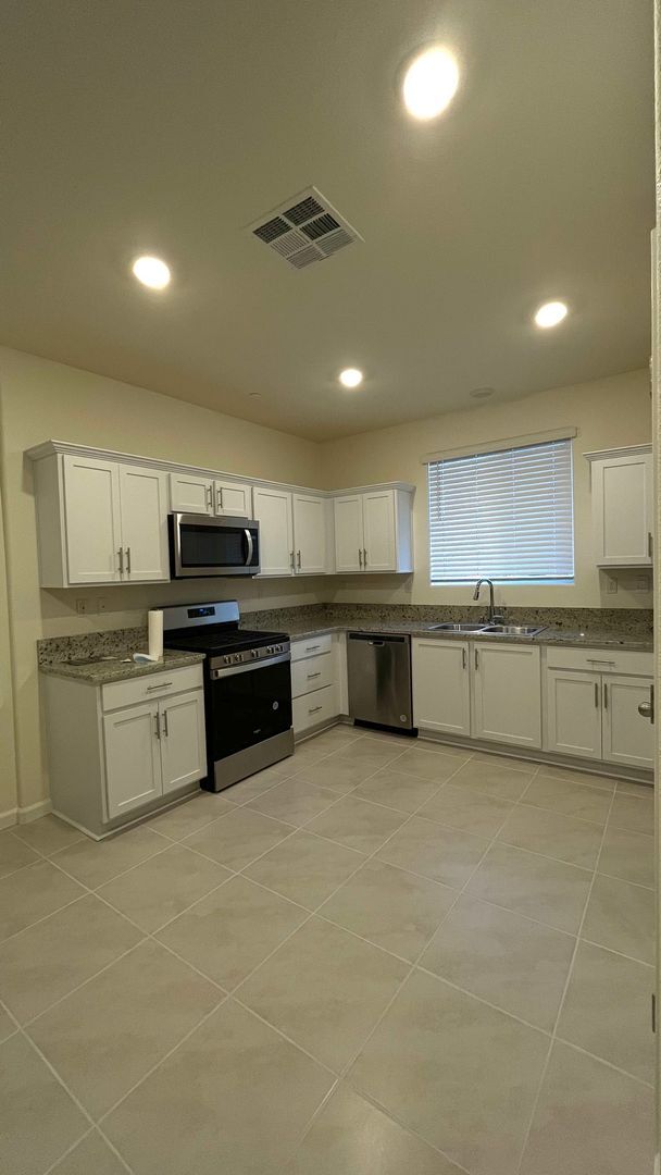 Building Photo - 4 year old 5 bedroom 2.5 bath home