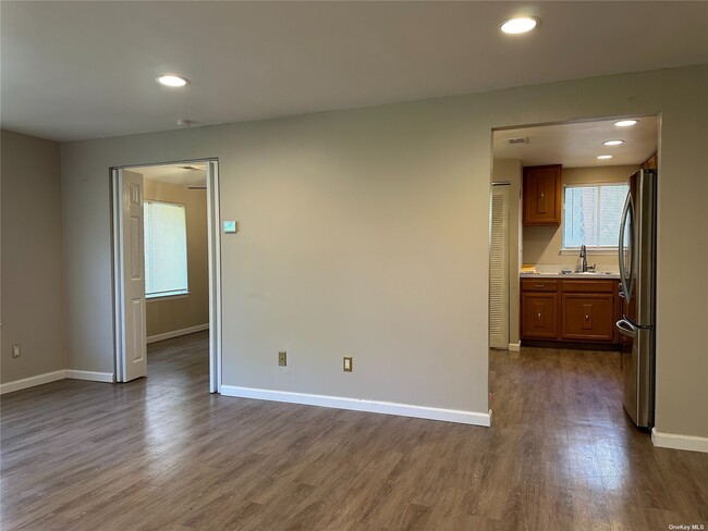 Building Photo - 264 Sagamore Hills Dr