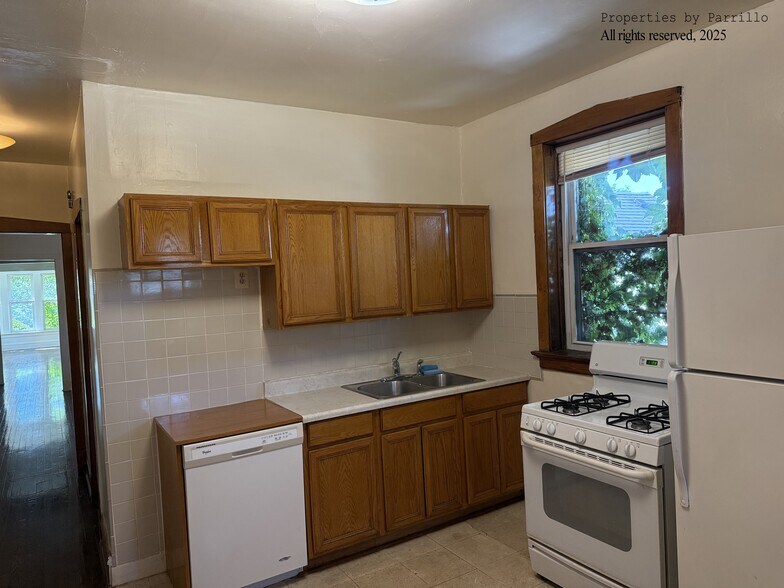 Kitchen {1338 West Winona Street, Unit: 3} - 1338 W Winona St