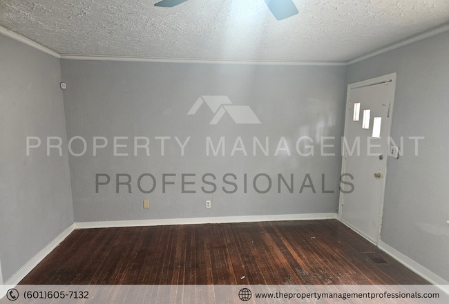 Building Photo - 2871 Fairhill Dr