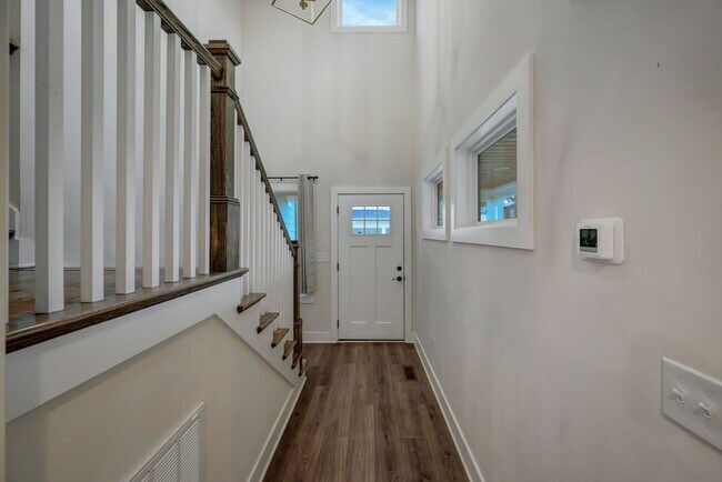Building Photo - Modern 4 Bedroom/ 3 Bath Home in East Nash...