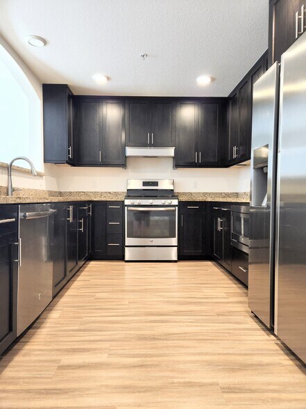Kitchen with appliances - 2585 El Camino Real