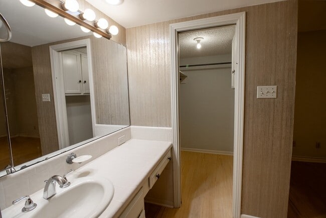 Building Photo - 1127 Lois St