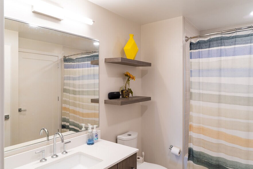 Building Photo - 1211 Van St SE