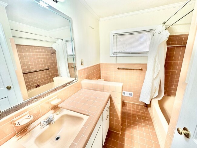 Building Photo - 952 Hawthorne Ln