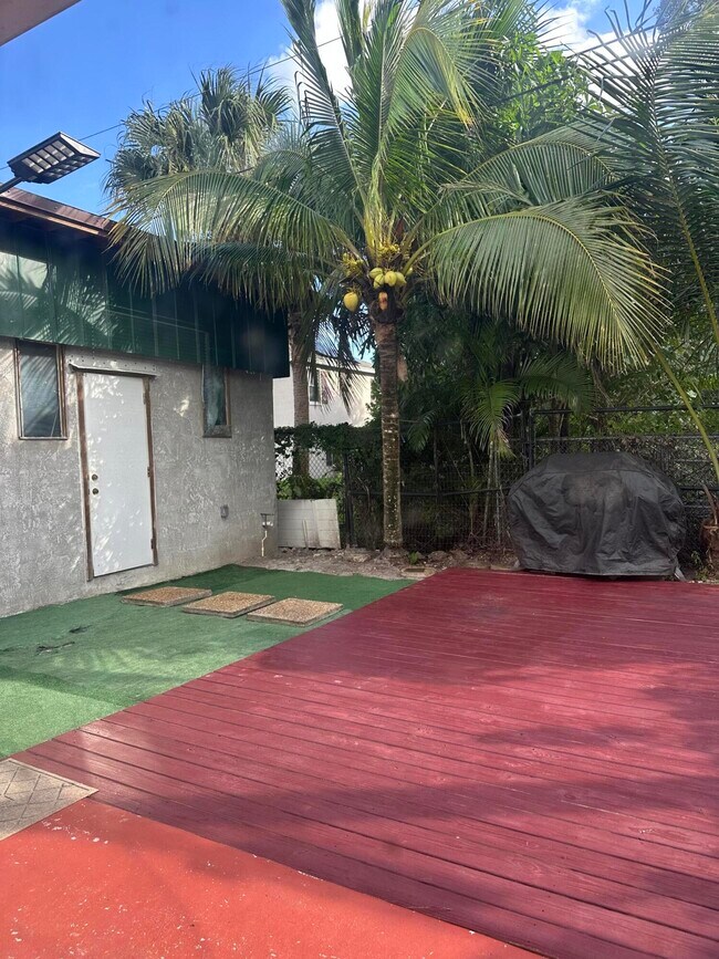 Building Photo - 4942 Dillon St