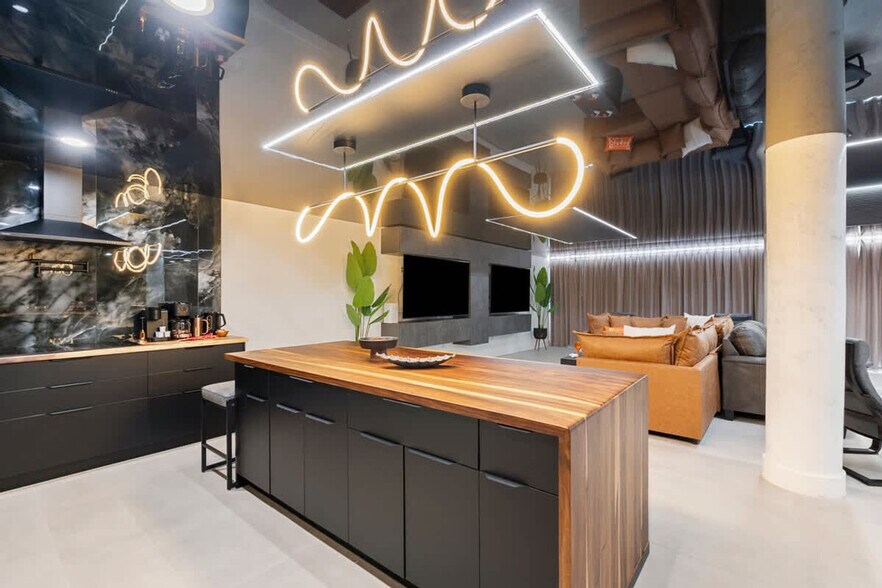 Building Photo - 8743 Thomas Dr