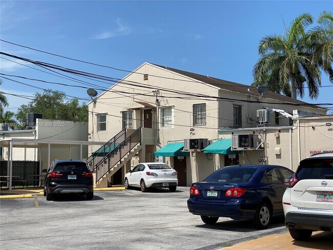 Building Photo - 313 N Krome Ave