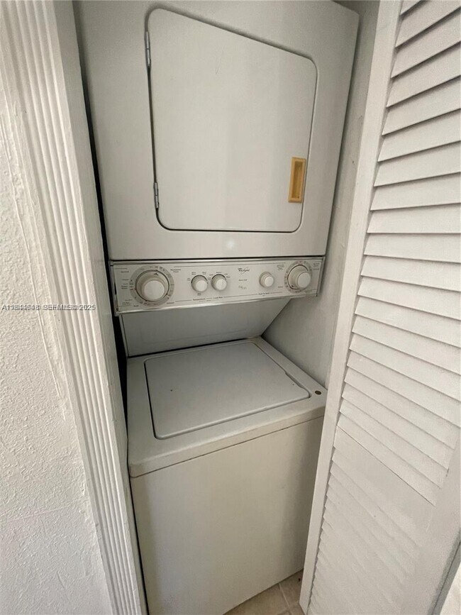 Building Photo - 3227 Oak Ave