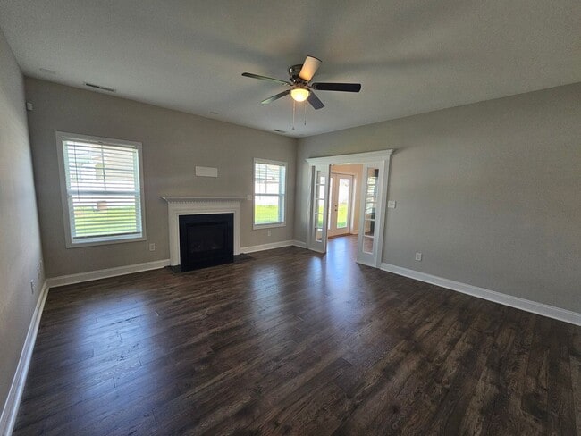 Building Photo - NEW LISTING!!!!!