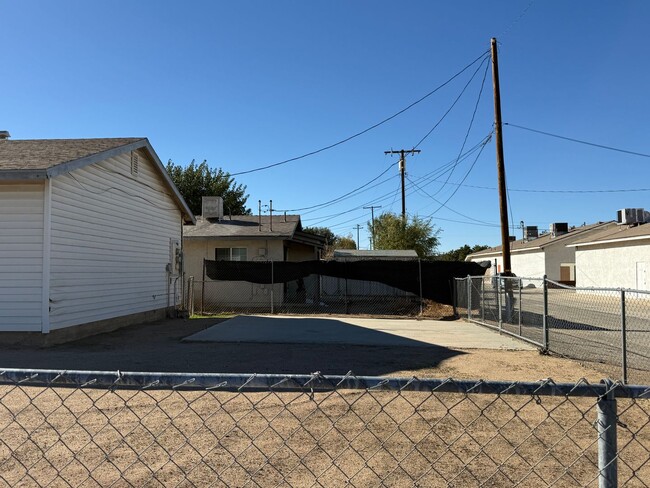 Building Photo - Hesperia Duplex-Spacious 2 Bedrooms, 1 Bat...