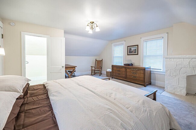 Building Photo - Quaint 4 bedroom Erie Home with Central Air & Garage Parking (Month to Month available)