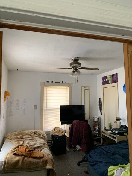 Bedroom - 622 Erie St SE
