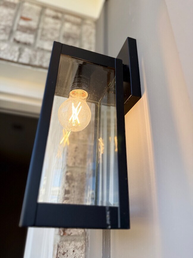 Building Photo - 4395 Ravenwood Park W