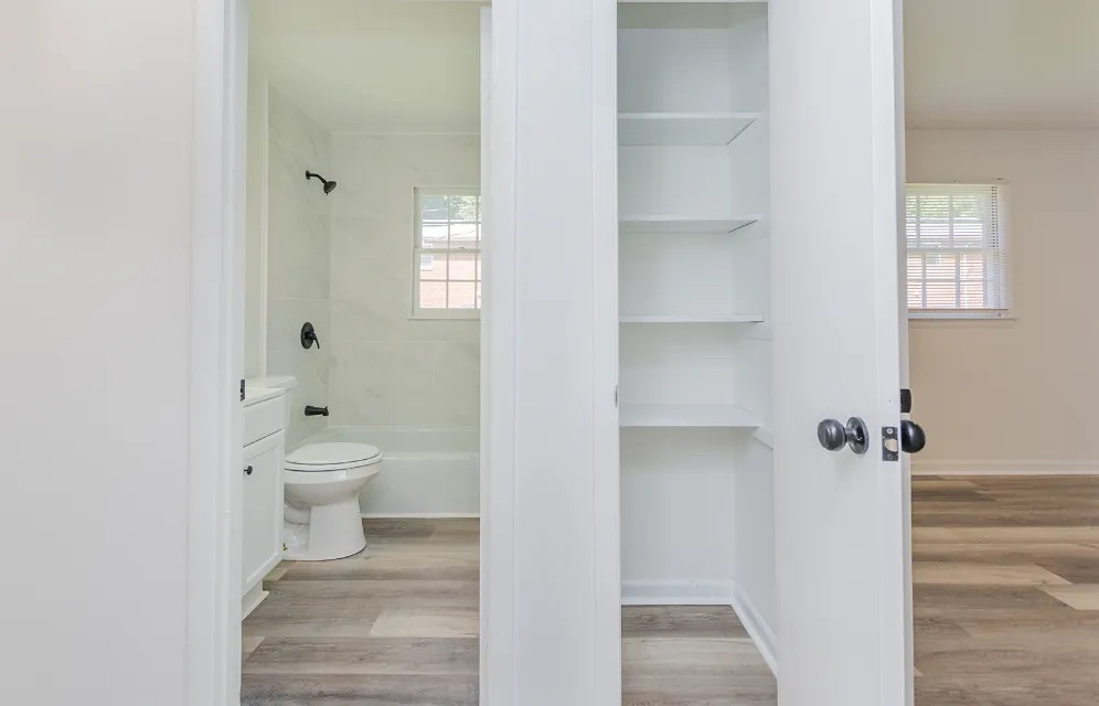 Building Photo - Room in Townhome on Greenbriar Rd