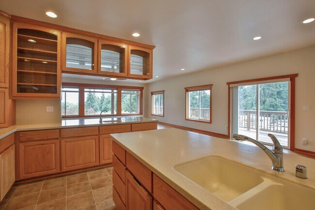 Building Photo - Country Home on Acreage and Pet Friendly!
