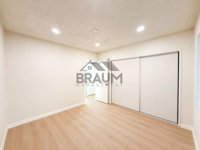 Building Photo - 13129 Oxnard St