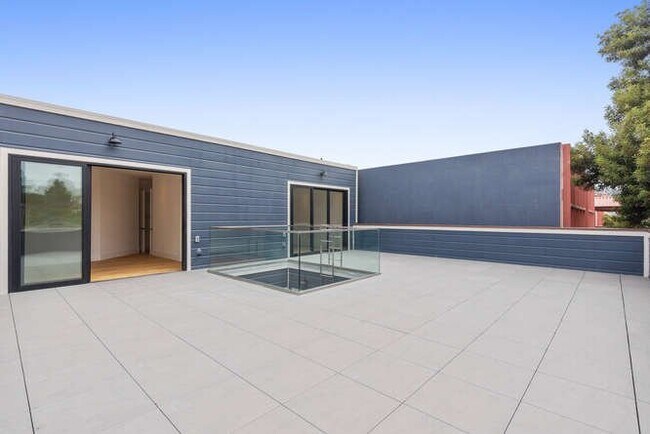 Building Photo - 807 Treat Ave