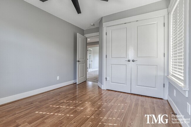 Building Photo - Large Pet Friendly 3 bed 2.5 bath home in ...