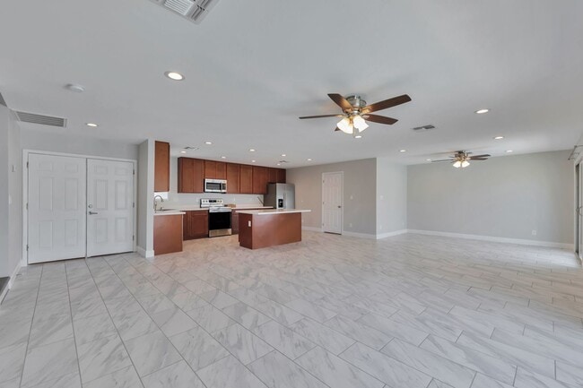 Building Photo - Exceptional 6-Bedroom Home with Pool Near ASU Campus