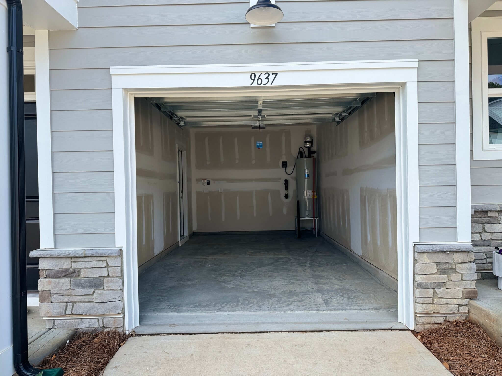 Building Photo - 9637 Munsing Dr