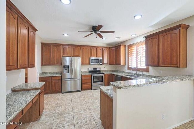Building Photo - Beautiful 5 bedroom w/pool!