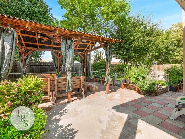 Building Photo - SOLAR!!!!  Fresno NorthEast Home, 4BR/2.75...