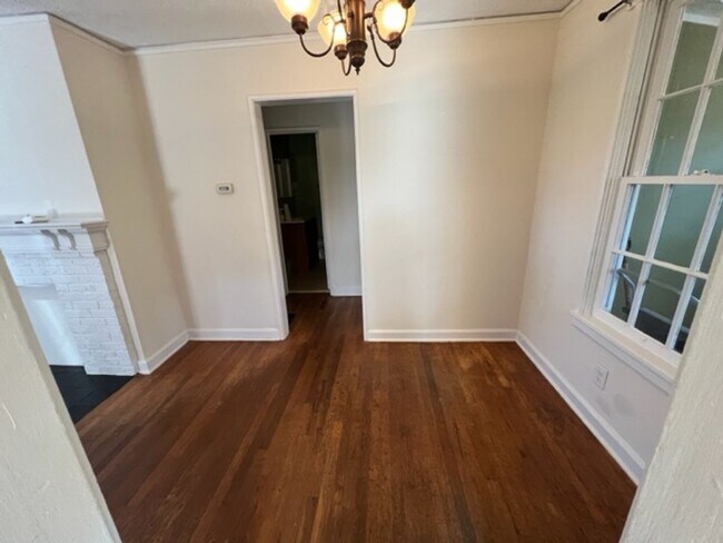 Building Photo - Charming 2 bed 1 bath house in Five-Points!