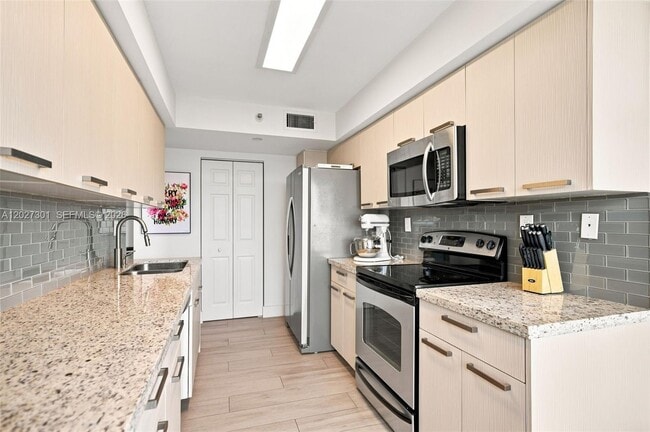 Building Photo - 3500 Mystic Pointe Dr