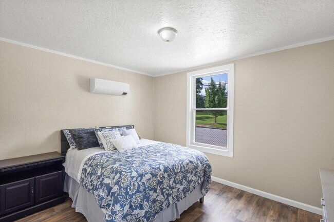 Building Photo - Sweet Cottage, minutes away from the University and Hospitals!