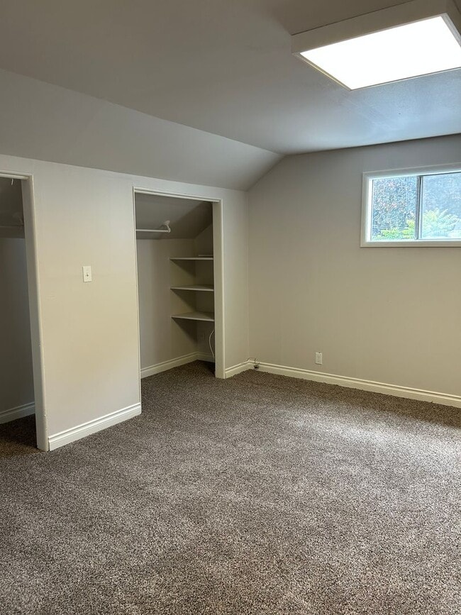 Building Photo - (935) Western Blvd - 3 Bedroom / 2 Bathroom Duplex Home - Updated
