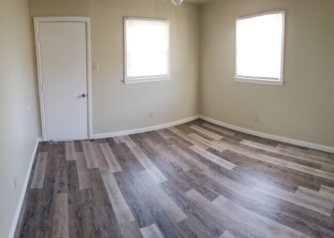 Building Photo - 2/1 recently remodeled close to Tech