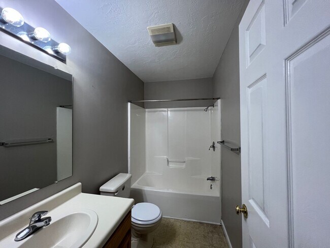 Building Photo - University Place 1- Charming Townhouse Apartment