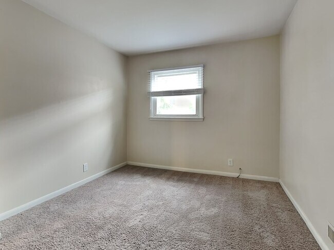 Building Photo - 4 bed 2 bath in Fishers!