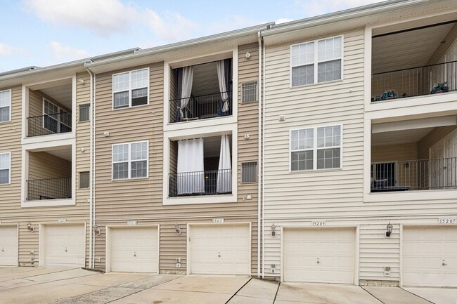 Building Photo - Stunning 2 bed 2.5 bath 2-story condo/townhome