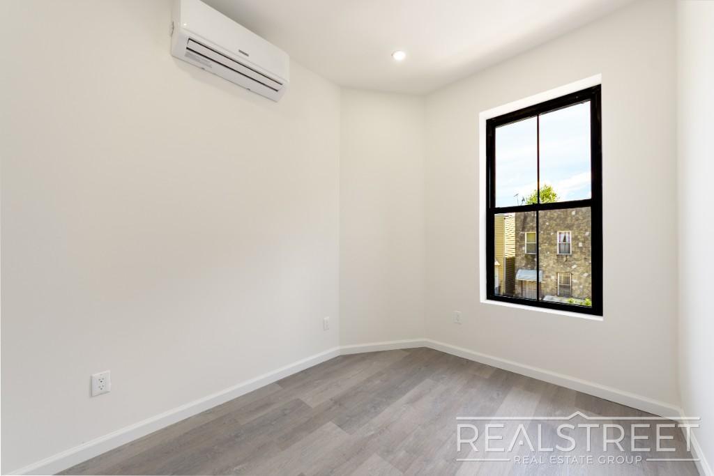 Building Photo - Spacious 2 BED Floor Thru in Bushwick!