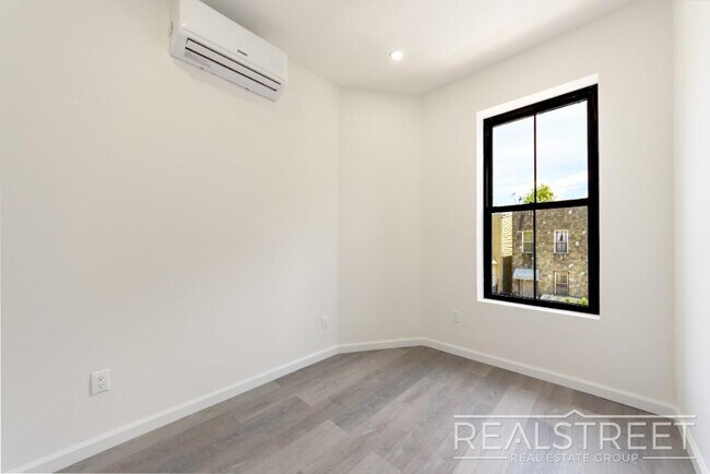 Building Photo - Spacious 2 BED Floor Thru in Bushwick!
