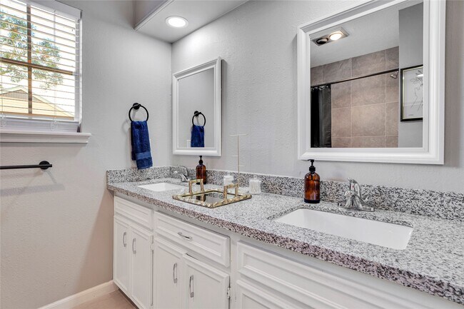 Building Photo - 1523 Saddlecreek Dr