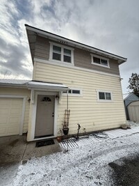 Building Photo - 2 Bed/1.5 Bath Triplex with Attached Garage - Emerson Ave