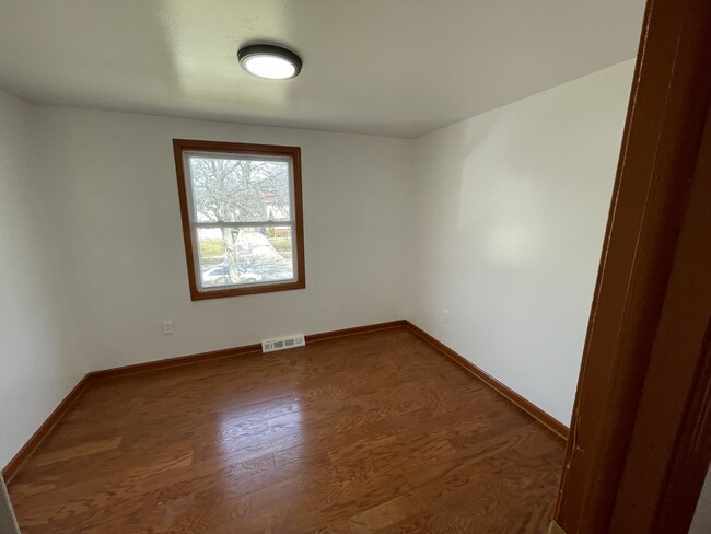 Building Photo - 165 Berehaven Dr