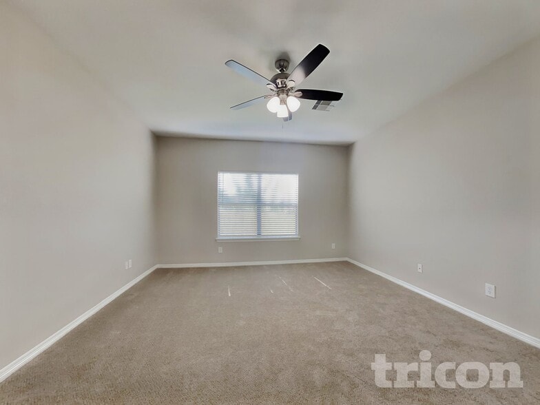 Building Photo - 8026 N Tarrytown Crossing Dr