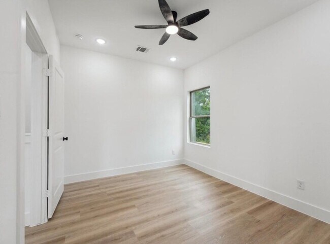 Building Photo - 7418 Maxroy St