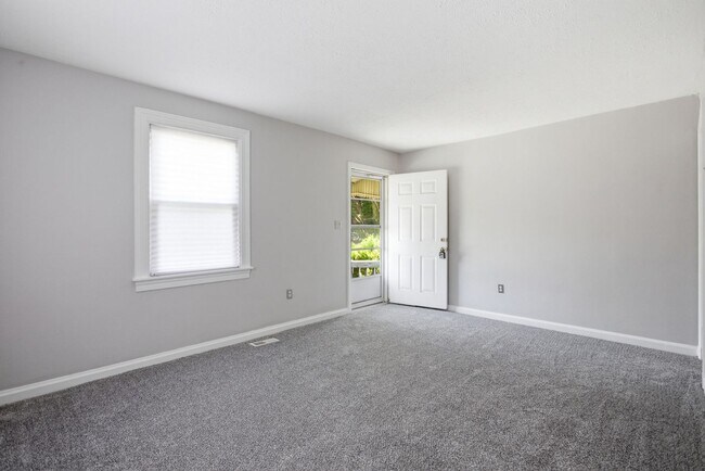 Building Photo - 2 bedroom 1 bathroom w/flex space for office in Newport News